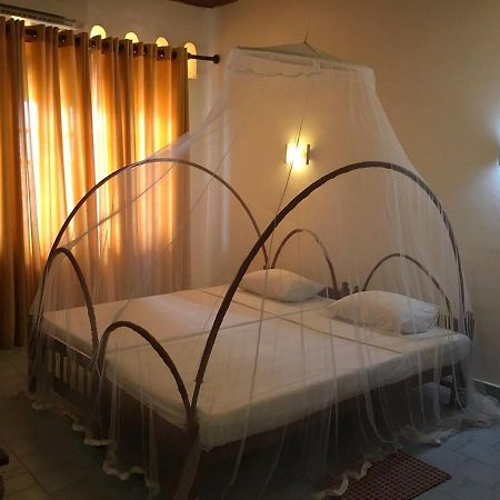 Hotel Silver Sands Негомбо Екстериор снимка