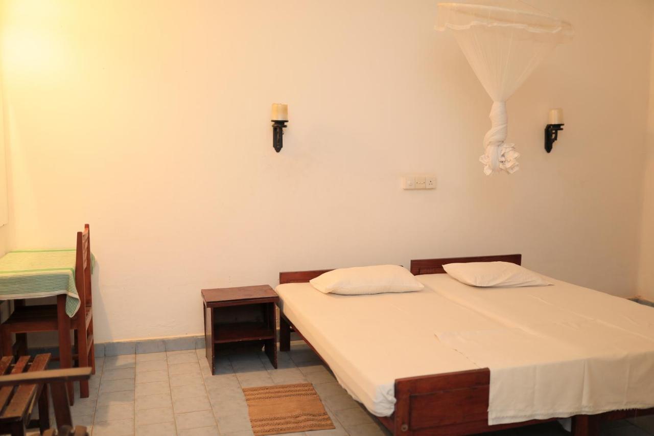 Hotel Silver Sands Негомбо Екстериор снимка