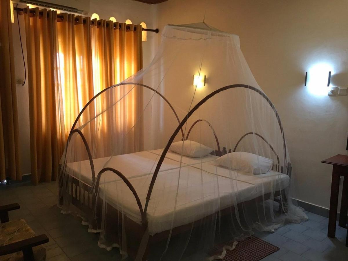 Hotel Silver Sands Негомбо Екстериор снимка