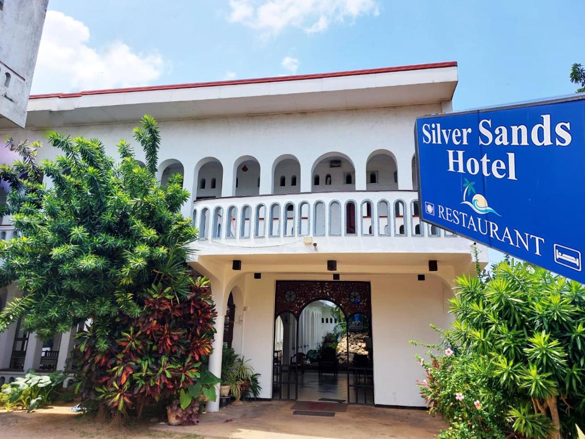 Hotel Silver Sands Негомбо Екстериор снимка